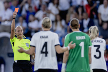 Kathrin Hendrich krijgt een rode kaart