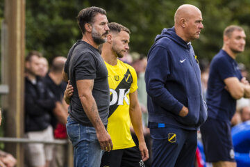 Carl Hoefkens en Boyd Lucassen omarmen elkaar