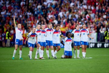 De speelsters van Engeland tijdens de penaltyserie in de EK-finale