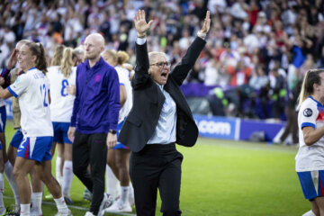 Sarina Wiegman juicht