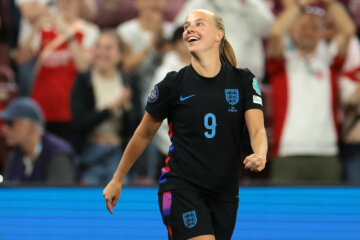 Beth Mead in actie namens Engeland