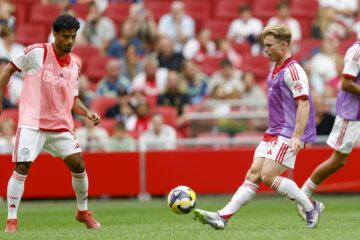 Oliver Edvardsen bij Ajax (rechts)