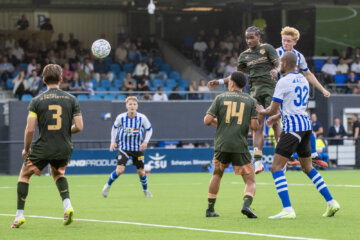 Een duel tussen FC Eindhoven en Jong FC Utrecht