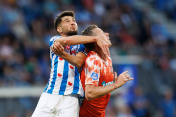 Hristiyan Petrov in duel met Robert Mühren van FC Volendam