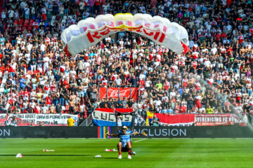 Red Bull-parachutist in Stadion Galgenwaard