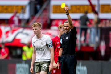 Sander van der Eijk geeft Jerdy Schouten een gele kaart