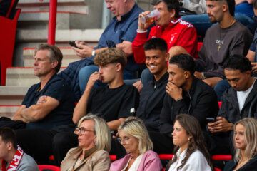 Mees Hilgers op de tribune bij FC Twente