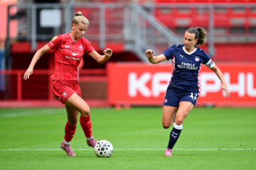 Eva Oude Elberink (FC Twente) en Renate Jansen (PSV)