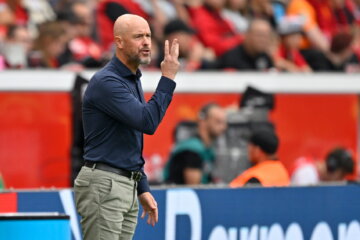 Erik ten Hag langs de lijn bij Bayer Leverkusen