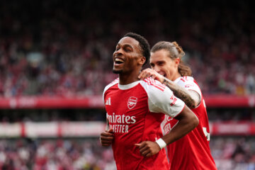 Jurriën Timber juicht