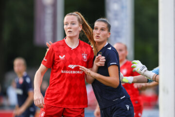 Nikée van Dijk in actie tegen Crvena Zvezda