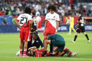 Alonzo Engwanda en Gjivai Zechiël staan bij de geblesseerde Victor Jensen