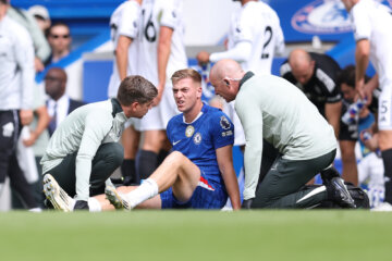 Liam Delap zit geblesseerd op het veld