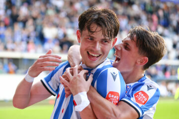 Nikolai Hopland en Oliver Braude vieren een treffer van SC Heerenveen