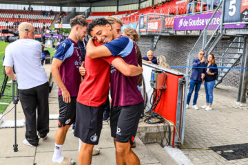 Sayf Ltaief knuffelt Sem Steijn