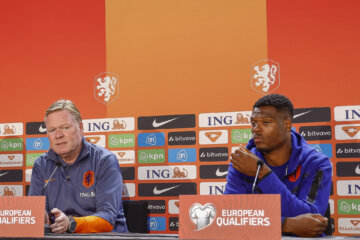 Ronald Koeman en Denzel Dumfries tijdens persconferentie