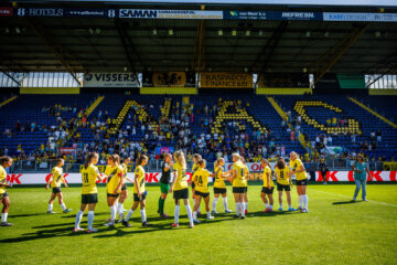 De speelsters van NAC Breda in het Rat Verlegh Stadion
