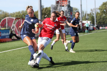 Puck Donker (HERA United) in duel met Mirte van Bentum (AZ)