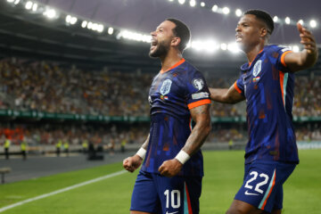 Memphis Depay en Denzel Dumfries juichen