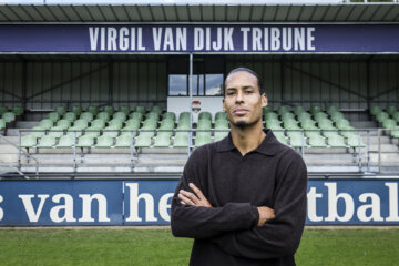 Virgil van Dijk en de naar hem vernoemde tribune