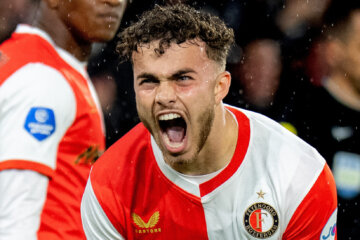 Aymen Sliti juicht na zijn treffer