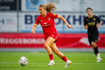 Sophie Proost aan de bal namens FC Twente