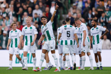 Younes Taha en FC Groningen vieren een doelpunt