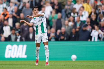 Younes Taha viert zijn goal