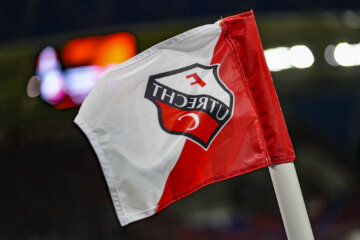 Het logo van FC Utrecht op een cornervlag