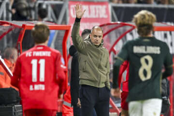 Danny Buijs langs de lijn