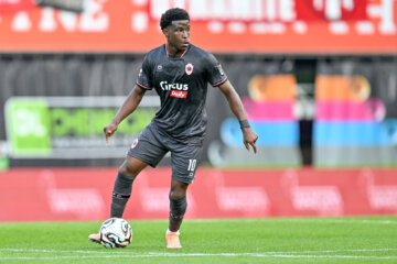 Isaac Babadi in actie voor Royal Antwerp