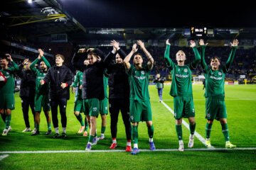 Spelers van FC Groningen bedanken de fans