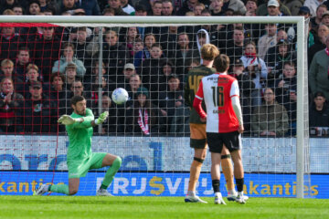 Vasilis Barkas pakt een bal tegen Feyenoord