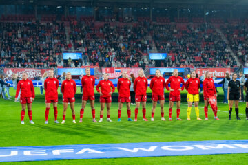 De speelsters van FC Twente voorafgaand aan het duel met Chelsea