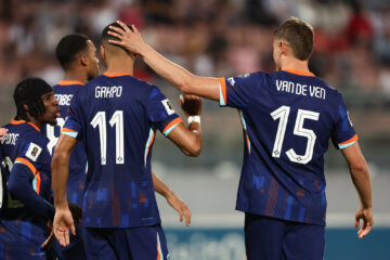 Cody Gakpo viert treffer met Micky van de Ven