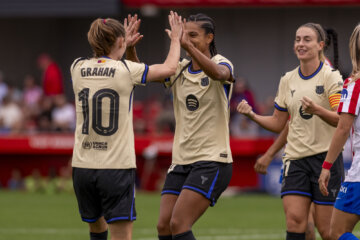 Esmee Brugts juicht na haar goal voor FC Barcelona