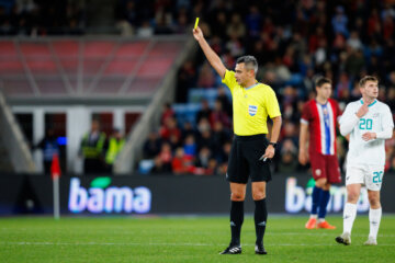 Horatiu Fesnic toont de gele kaart