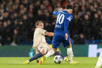 Kenneth Taylor pakt rood tegen Chelsea