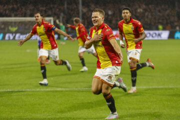 Mathis Suray viert zijn goal