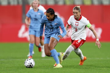 Esmee Brugts aan de bal tegen Polen