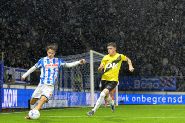Oliver Braude aan de bal tegen NAC Breda