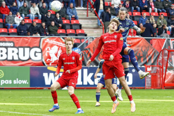 Ruud Nijstad verliest het kopduel van Wout Weghorst