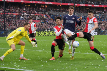 Tsuyoshi Watanabe en Anel Ahmedhodzic in duel met Guus Til