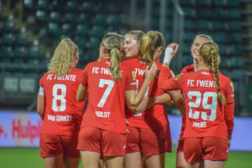 FC Twente Vrouwen juicht na een goal