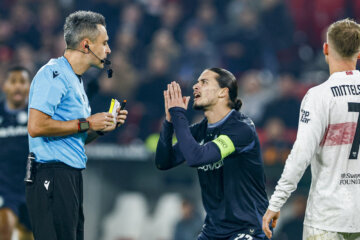 Anis Hadj Moussa vraagt om een penalty