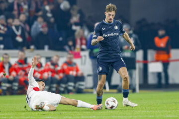 Luciano Valente (Feyenoord) in het duel met VfB Stuttgart