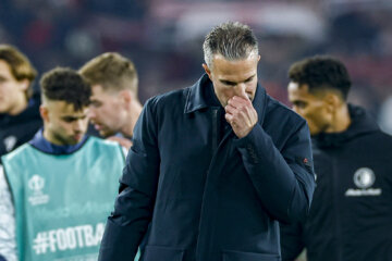 Robin van Persie baalt na een nieuwe Europese nederlaag