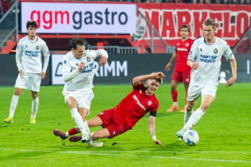 Kristian Hlynsson maakt een overtreding tegen Telstar