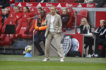 Anouk Bruil langs de lijn in de Johan Cruijff ArenA