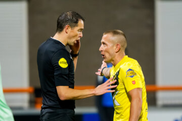 Lewis Holtby discussieert met arbiter Richard Martens